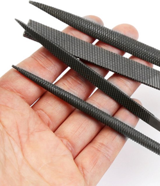 Hand met verschillende vijlen, close-up van de raspende tanden.