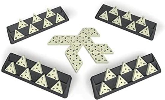Vier zwarte speelhouders met witte driehoekige Triominos-tegels, met in het midden een gestileerde tegelvorm.