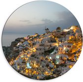 Dibond Muurcirkel - Verlichte Huisjes in Santorini, Griekenland - 60x60 cm Foto op Aluminium Muurcirkel (met ophangsysteem)