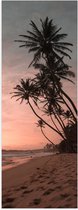 WallClassics - Poster Glanzend – Groepje Hoge Palmbomen op het Strand bij Zonsondergang - 30x90 cm Foto op Posterpapier met Glanzende Afwerking