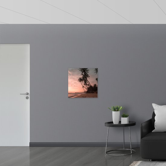 Een schilderij van een tropische zonsondergang met hoge palmbomen tegen een roze hemel.