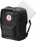 Zwarte Fjällräven Kånken rugzak met rond logo en een laptop die uit het hoofdvak steekt.
