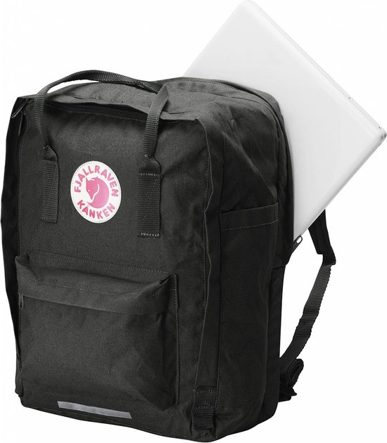 Zwarte Fjällräven Kånken rugzak met rond logo en een laptop die uit het hoofdvak steekt.