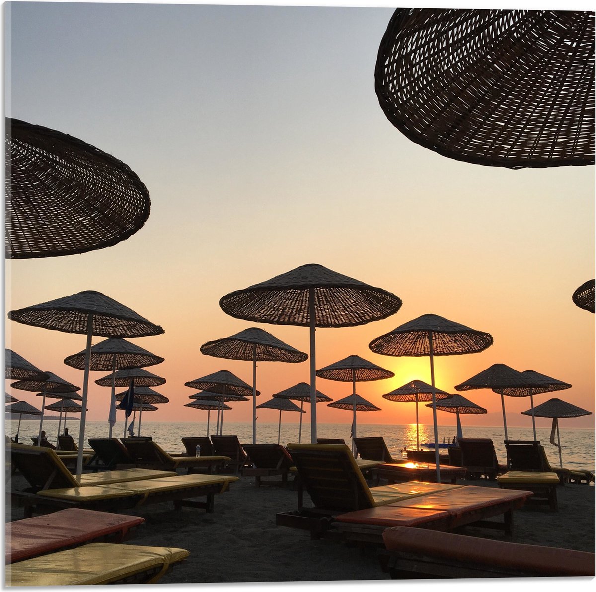Acrylglas - Strand met Ligbedden en Rieten Parasols - 50x50 cm Foto op Acrylglas (Met Opha