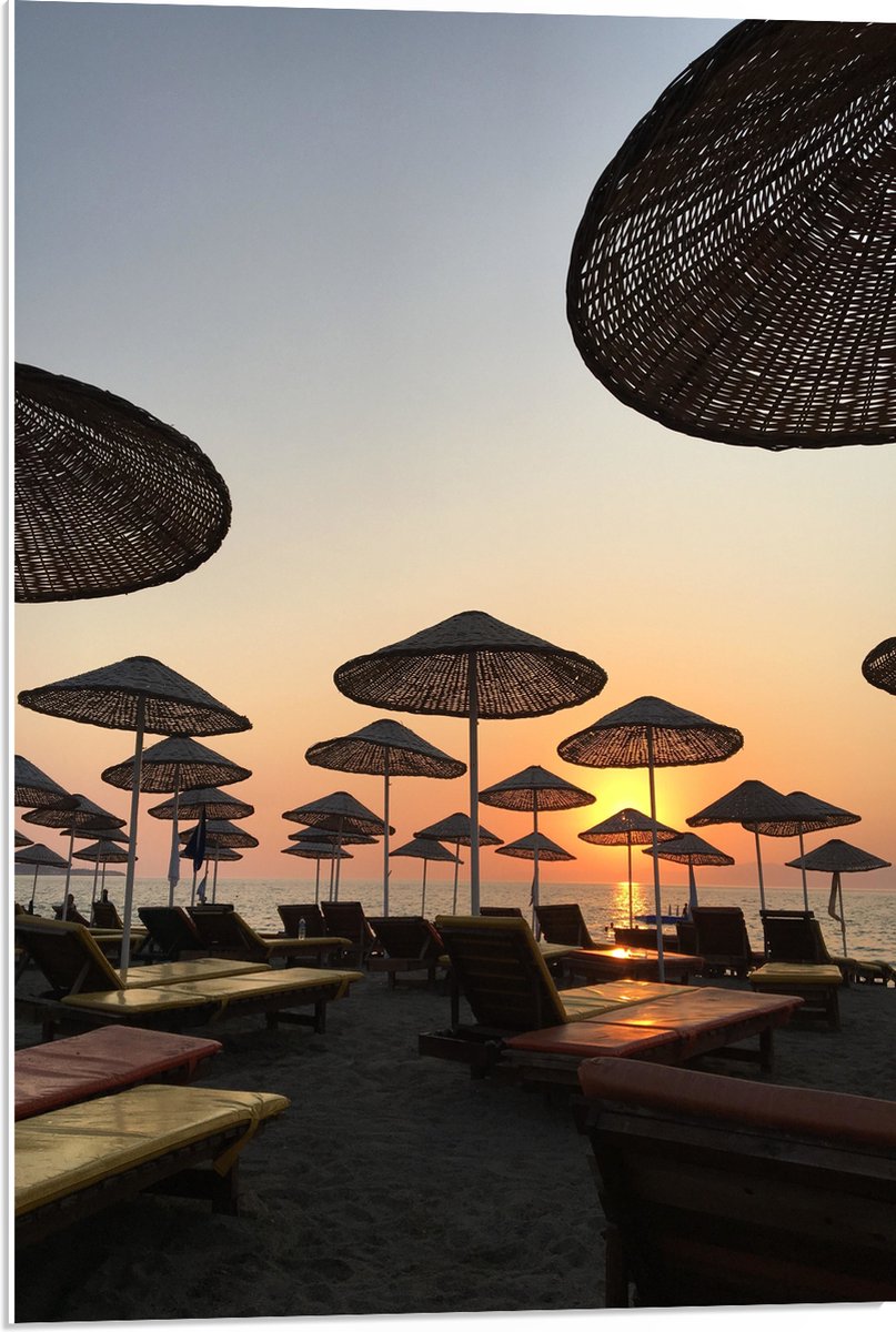PVC Schuimplaat - Strand met Ligbedden en Rieten Parasols - 50x75 cm Foto op PVC Schuimpla