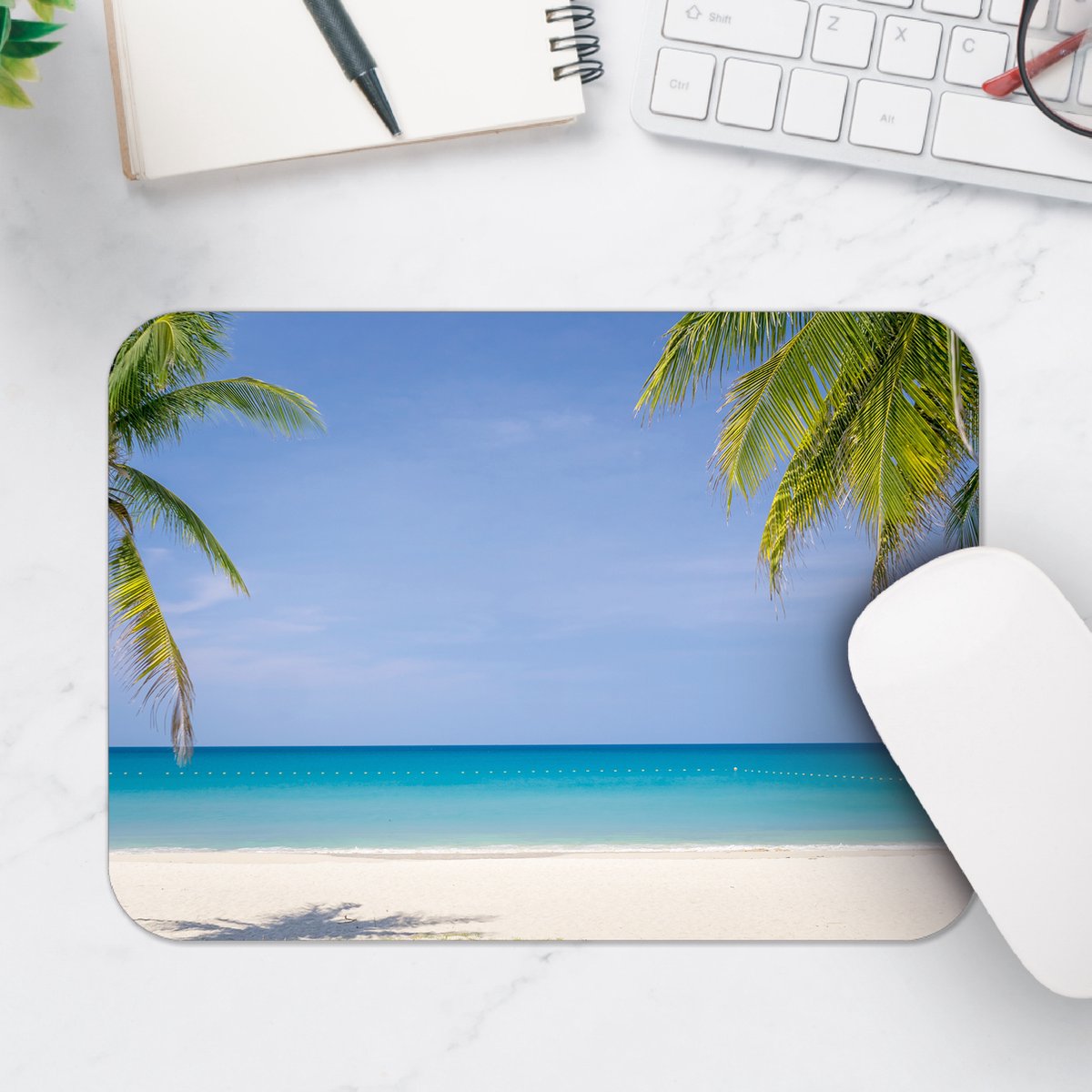 Muismat - Palmbladeren op Tropisch Strand - 25x18 cm - 2 mm Dik - Muismat van Vinyl