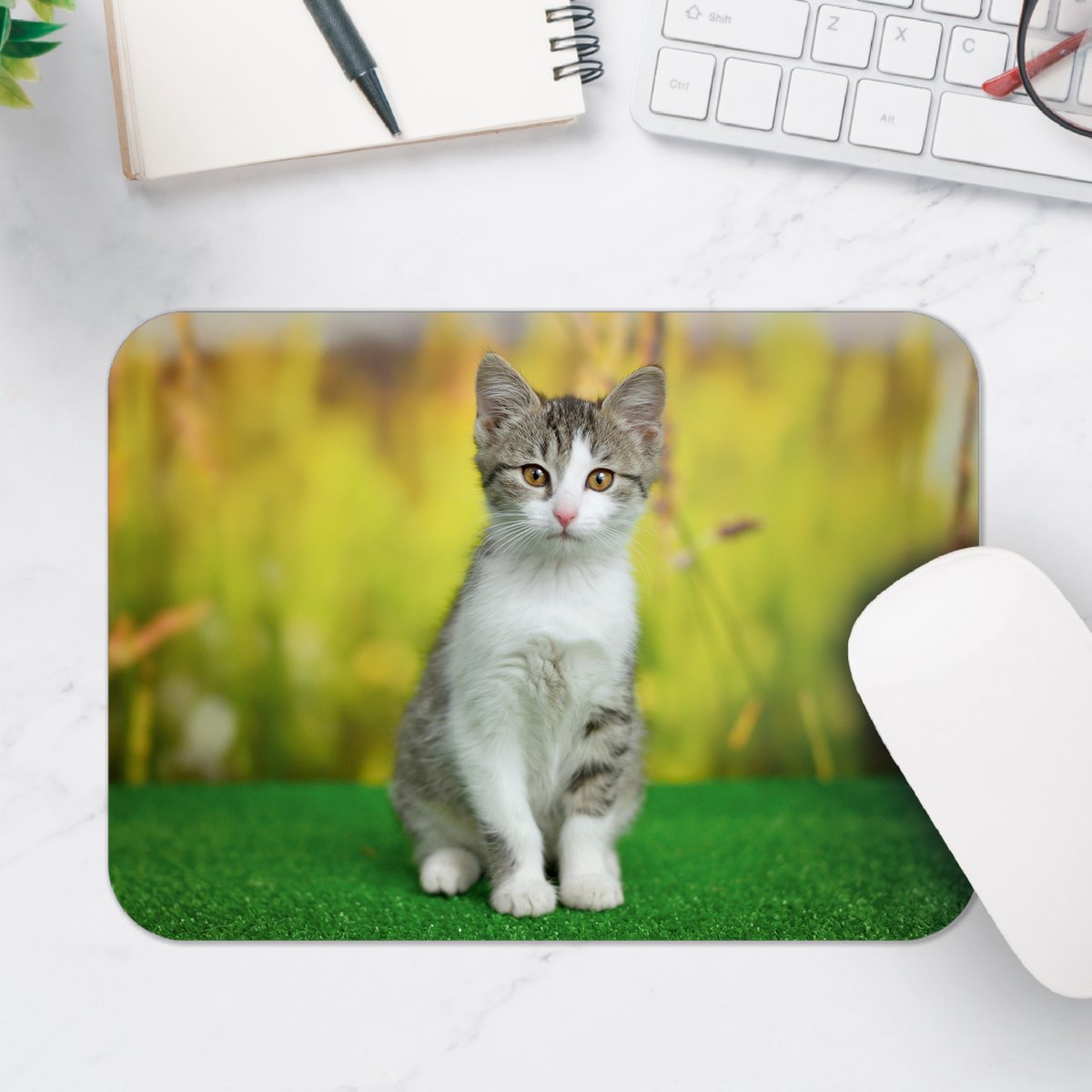 Muismat - Braaf Zittende Bruine Kat op Kunstgras - 25x18 cm - 2 mm Dik - Muismat van Vinyl