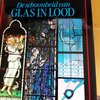 Boek met de titel 'De schoonheid van glas in lood' met afbeeldingen van glas-in-loodramen.