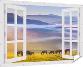 Gards Tuinposter Doorkijk Kudde Wilde Paarden in de Wei bij Heuvels - 180x120 cm - Tuindoek - Tuindecoratie - Wanddecoratie buiten - Tuinschilderij