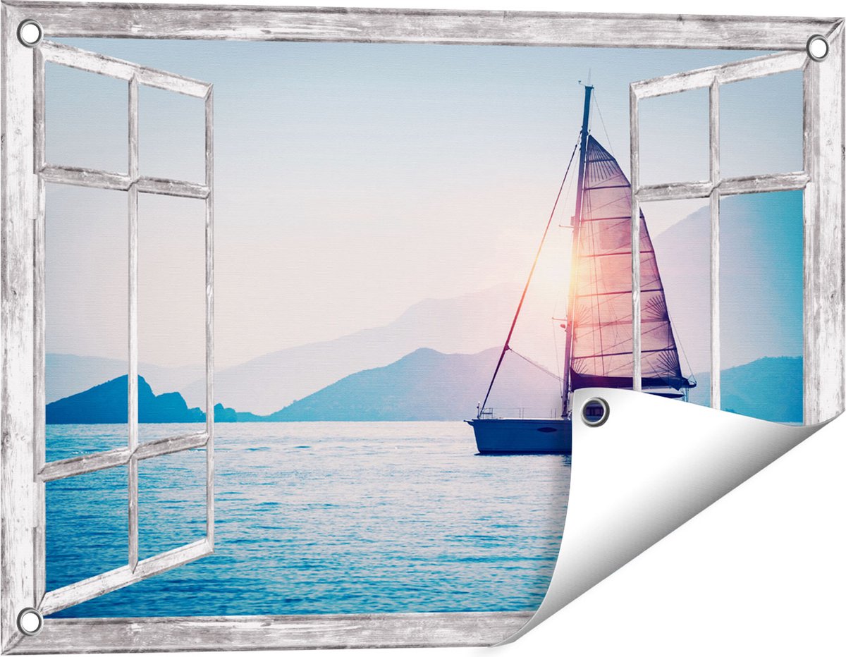 Gards Tuinposter Doorkijk Zeilboot bij Zonsondergang - 60x40 cm - Tuindoek - Tuindecoratie - Wanddecoratie buiten - Tuinschilderij Grijs