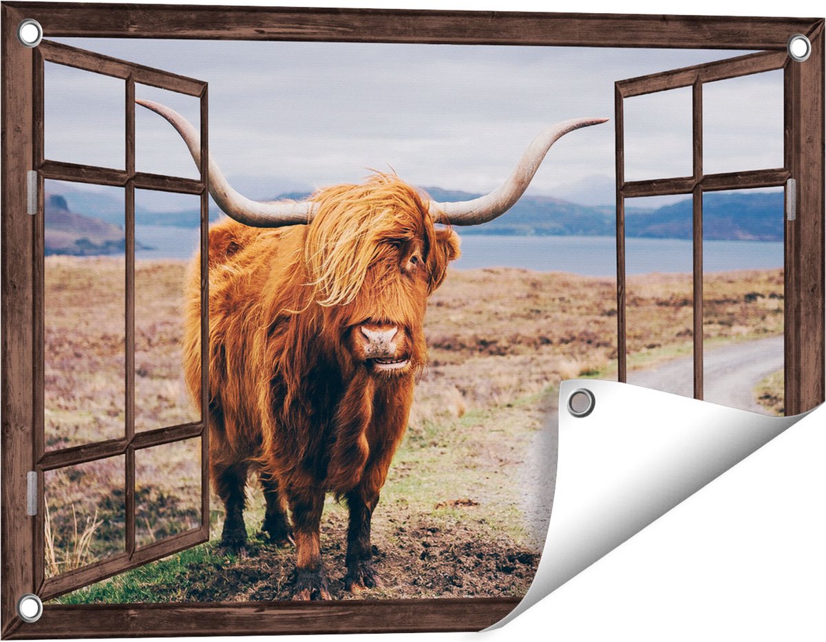 Gards Tuinposter Doorkijk Schotse Hooglander Koe op de Weg - 60x40 cm - Tuindoek - Tuindecoratie - Wanddecoratie buiten - Tuinschilderij Donker bruin