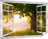 Gards Tuinposter Doorkijk Eikenboom aan het Water met Volle Bladeren - 180x120 cm - Tuindoek - Tuindecoratie - Wanddecoratie buiten - Tuinschilderij