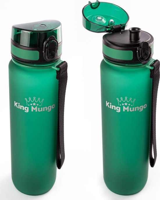 Twee donkergroene King Mungo drinkflessen, een met deksel dicht, de ander met deksel open.