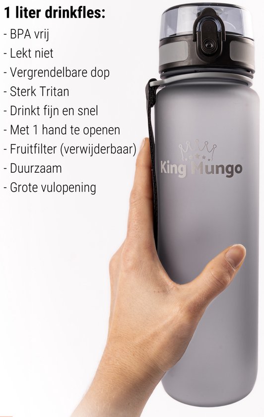 Matgrijze King Mungo drinkfles van 1 liter, met een hand die de fles vasthoudt.