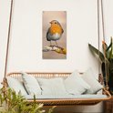 Tuinposter roodborstje hangend aan een witte muur boven een rieten schommelbank met zachte kussens.