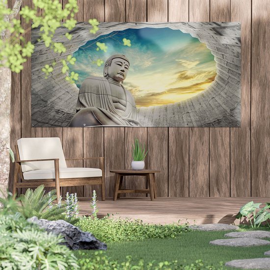 Poster de jardin statue de Bouddha, assise, grise, dans une ouverture en béton avec ciel, sur un mur en bois.