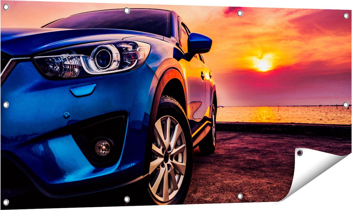 Gards Tuinposter Blauwe Sportwagen Auto bij Zonsondergang - 120x60 cm - Tuindoek - Tuindecoratie - Wanddecoratie buiten - Tuinschilderij Multikleur