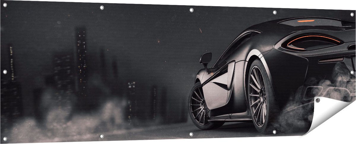 Gards Tuinposter Zwarte Sportwagen Auto nabij een Stad - 180x60 cm - Tuindoek - Tuindecoratie - Wanddecoratie buiten - Tuinschilderij Multikleur