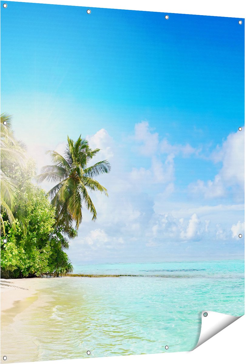 Gards Tuinposter Tropisch Strand bij de Licht Blauwe Zee - 120x150 cm - Tuindoek - Tuindecoratie - Wanddecoratie buiten - Tuinschilderij Multikleur