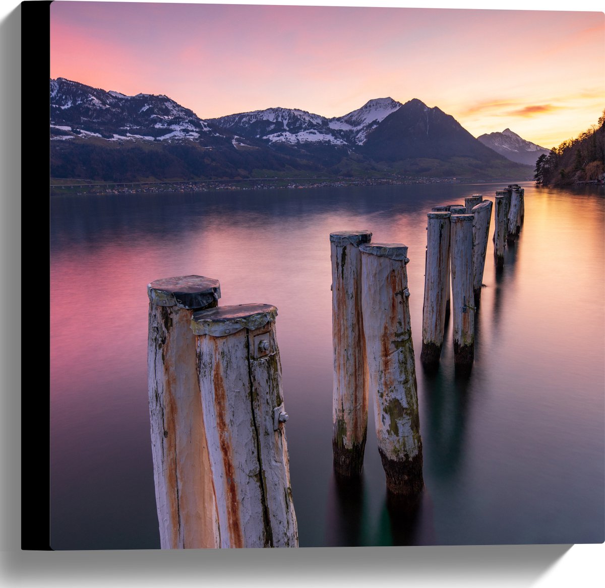 Canvas - Houten Palen in het Meer van Berggebied tijdens Zonsondergang met Paarse Gloed - 