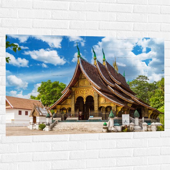 Muursticker - Goud met Bruine Wat Xiengthong Tempel in Luang Pabrang, Laos - 120x80 cm Foto op Muursticker