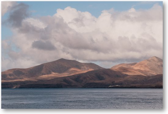 Heuvels, wolken en zee - Lanzarote - Fotoposter 60x40