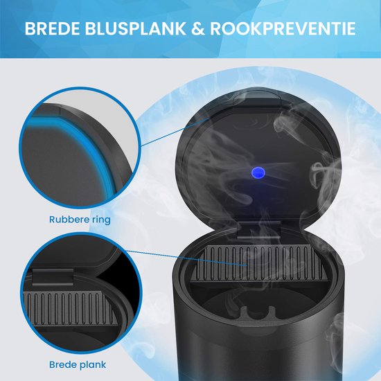 Close-up van een zwarte auto-asbak met brede blusplank en rubberen ring. Rookwolken rond de open asbak.