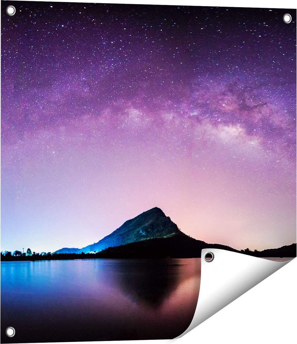 Gards Tuinposter Melkweg bij een Berg in Thailand - 60x60 cm - Tuindoek - Tuindecoratie - Wanddecoratie buiten - Tuinschilderij Multikleur