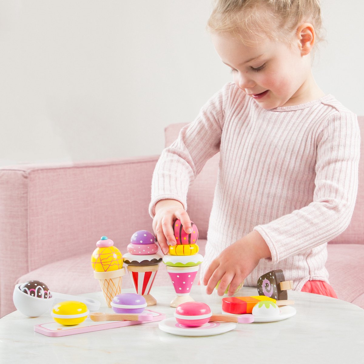 New Classic Toys® Houten IJsjes Speelgoed - 25-delige Kleurijke Speelset met IJsjes, Hoorntjes, IJsschep en Bordjes - Speelgoedeten - Rollenspel Keukenspeelgoed IJskraam - Vanaf 3 Jaar — afbeelding 5