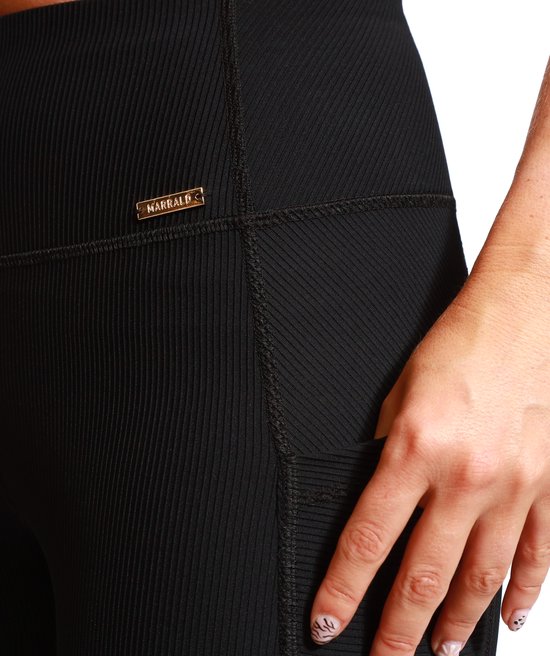 Zwarte Marrald sportlegging met ribstructuur en goudkleurig logo.