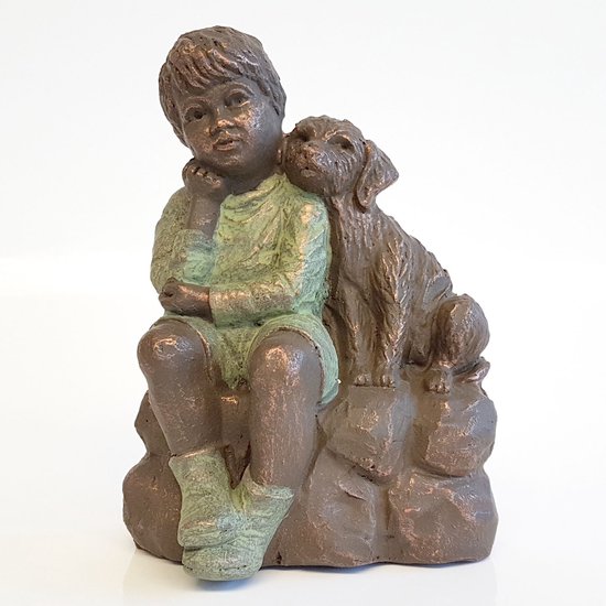 Geert Kunen / Skulptuur / Beeld / Jongen met hond - Groen / bruin / goud - 16 x 12 x 22 cm hoog.