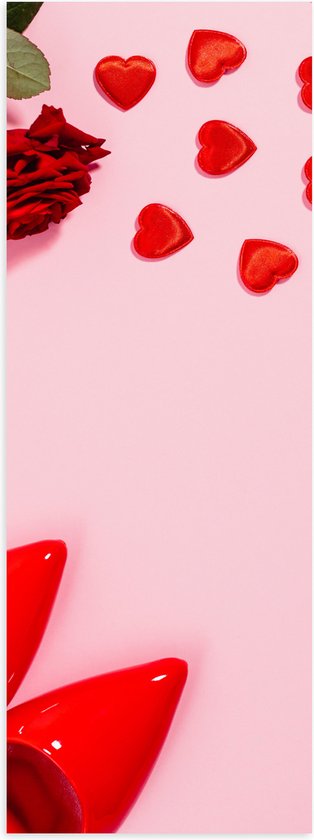 Poster (Mat) - Klassiek Rood Paar Hakken met Hartjes en Rode Roos op Lichtroze Achtergrond - 20x60 cm Foto op Posterpapier met een Matte look