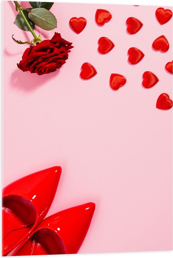 Acrylglas - Klassiek Rood Paar Hakken met Hartjes en Rode Roos op Lichtroze Achtergrond - 70x105 cm Foto op Acrylglas (Wanddecoratie op Acrylaat)