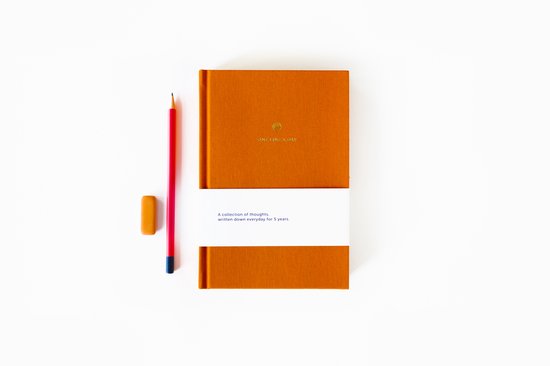 Oranje 'One Line a Day' dagboek met oranje potlood en gum.