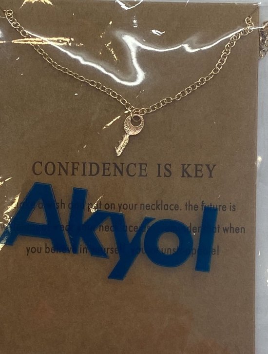 Goudkleurige ketting met een sleutelhanger, de tekst 'CONFIDENCE IS KEY' en 'Akyol'.