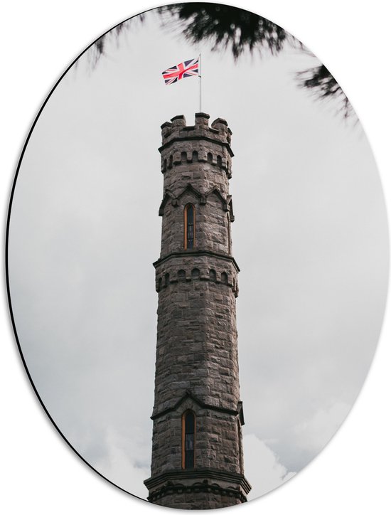 Dibond Ovaal - Battlefield Monument van Dichtbij met Vlag van Engeland en Grijze wolken - 42x56 cm Foto op Ovaal (Met Ophangsysteem)
