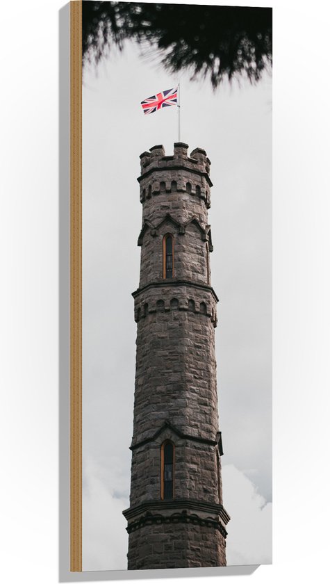 Hout - Battlefield Monument van Dichtbij met Vlag van Engeland en Grijze wolken - 30x90 cm - 9 mm dik - Foto op Hout (Met Ophangsysteem)