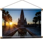 Textielposter - Ondergaande Zon Verdwijnend achter Wat Panyanantarm Tempel in Thailand - 60x40 cm Foto op Textiel