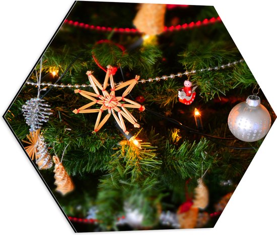 Dibond Hexagon - Verschillende Ornamenten en Kerstballen in Kerstboom - 50x43.5 cm Foto op Hexagon (Met Ophangsysteem)