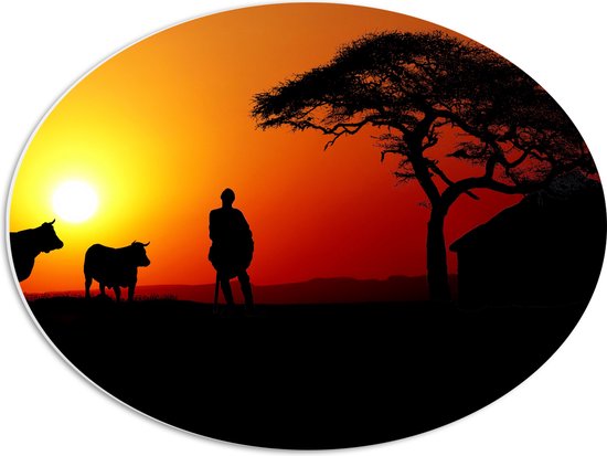 PVC Schuimplaat Ovaal - Silhouet van Boer met zijn Koeien bij Huis - 56x42 cm Foto op Ovaal (Met Ophangsysteem)