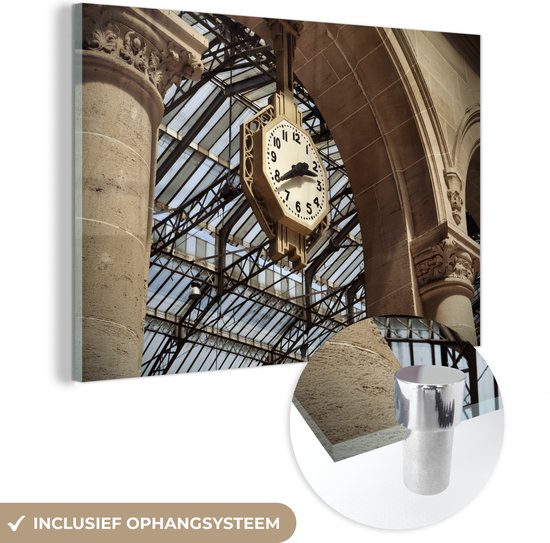 MuchoWow® Glasschilderij 30x20 cm - Schilderij acrylglas - Art Deco klok in Gare du Nord Station in Parijs - Foto op glas - Schilderijen