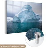 MuchoWow® Glasschilderij 30x20 cm - Schilderij acrylglas - Ijsberg in zee - Foto op glas - Schilderijen