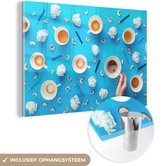 MuchoWow® Glasschilderij 60x40 cm - Schilderij acrylglas - Kantoor artikelen op een blauwe achtergrond - Foto op glas - Schilderijen