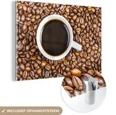 Une tasse de café est entourée d'une montagne de grains de café en plexiglas 120x80 cm - Tirage photo sur Glas (Décoration murale en plexiglas)