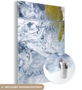 MuchoWow® Glasschilderij 90x120 cm - Schilderij acrylglas - Close up van een Gin tonic drankje - Foto op glas - Schilderijen