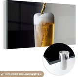 MuchoWow® Glasschilderij 40x20 cm - Schilderij acrylglas - Zalig biertje op een zwarte achtergrond - Foto op glas - Schilderijen