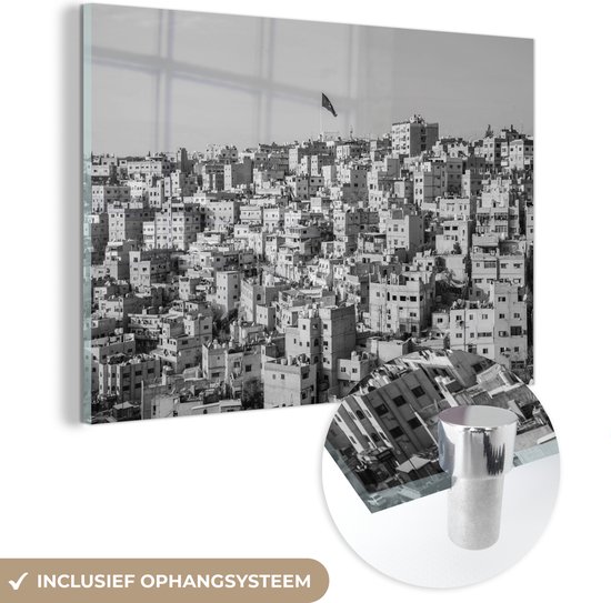 MuchoWow® Glasschilderij 180x120 cm - Schilderij acrylglas - Jordanië - Huis - Zwart - Wit - Foto op glas - Schilderijen