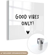 MuchoWow® Glasschilderij 50x50 cm - Schilderij acrylglas - Engelse quote "Good vibes only!" met een hartje op een witte achtergrond - Foto op glas - Schilderijen