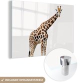 MuchoWow® Glasschilderij 120x80 cm - Schilderij acrylglas - Giraffe - Dieren - Witte achtergrond - Kinderen - Jongen - Meisje - Foto op glas - Schilderijen
