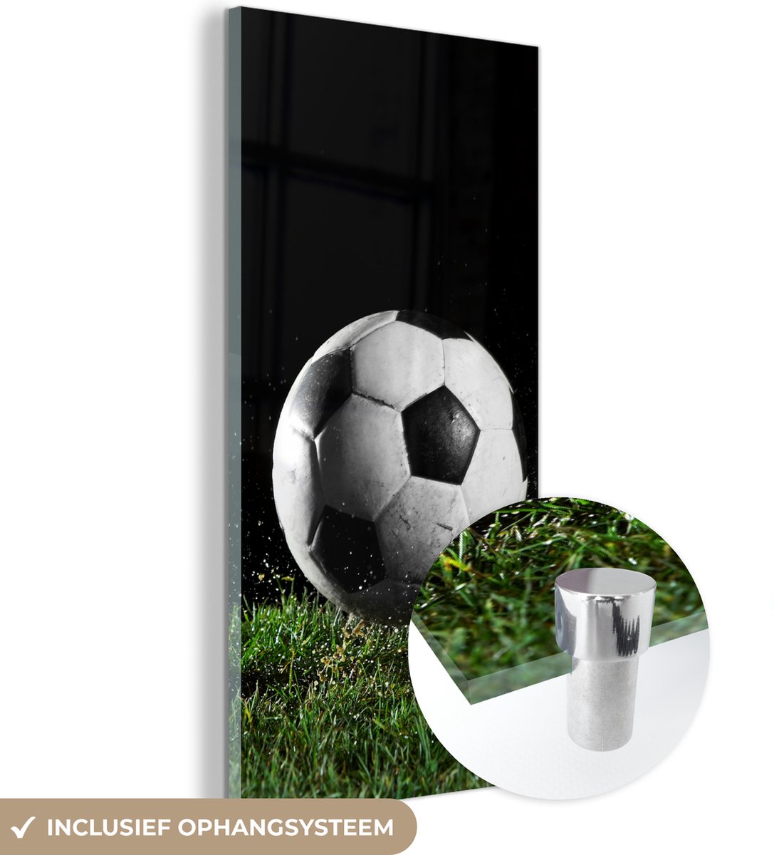® Glasschilderij 60x120 cm - Schilderij acrylglas - Voetbal in het gras - Foto op glas - Muurdecoratie woonkamer - Wanddecoratie slaapkamer - Schilderijen